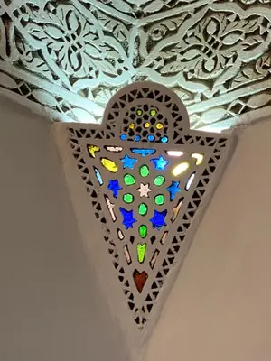a ceiling with a stained glass design on it at Dar Sarah-Mouassine-Marrakech, Riad authentique idéalement situé in Marrakech