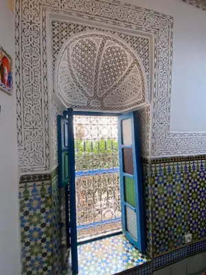 a door with a window in a room with a wall at Dar Sarah-Mouassine-Marrakech, Riad authentique idéalement situé in Marrakech
