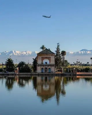 a building sitting on top of a large lake at Dar Sanaa Marrakech in Marrakech