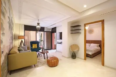 a living room with a couch and a bed at Appartement moderne en City Center Marrakech-Gueliz in Marrakech