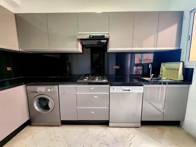 a kitchen with a washing machine and a washer at Appartement en plein centre ville entièrement équipé in Marrakech