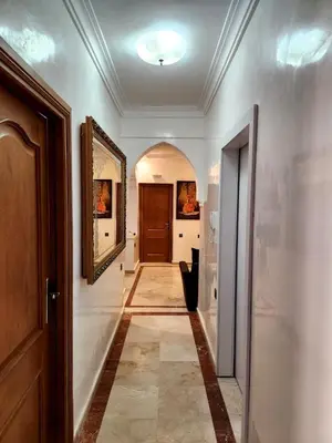 a hallway with a door and a mirror on the wall at Appartement en plein centre ville entièrement équipé in Marrakech
