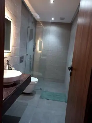 a bathroom with a shower and a toilet and a sink at Appartement cosy au cœur de Marrakech avec piscine in Marrakech