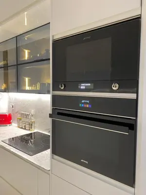 a kitchen with a stove and a microwave at Oasi Marrakech in Marrakech
