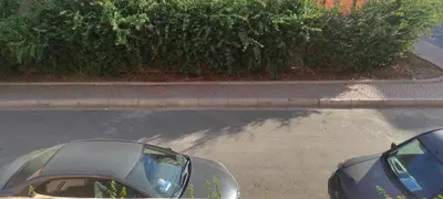 two cars are parked in a parking lot at Au centre,Charmant appartement dans un quartier chic et calme, Très bon emplacement in Marrakech