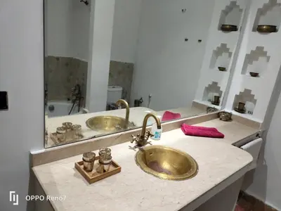a bathroom with two sinks and a large mirror at un moderne chic appartement vue sur piscine in Marrakech