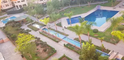 an overhead view of a swimming pool with palm trees at un moderne chic appartement vue sur piscine in Marrakech