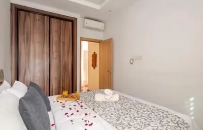 a bedroom with a bed with flowers on it at Coquet studio pour vacance in Marrakech