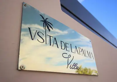 a sign for a restaurant with a palm tree at Vista de La Palma in Marrakech