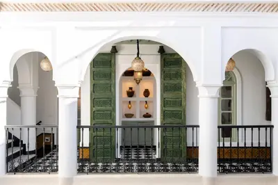 a view of the front of a building with two arches at Riad Espoir Spa Logement entier in Marrakech