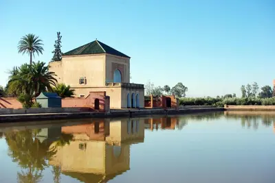 a building with its reflection in a body of water at Magnifique Duplex à Marrakech in Marrakech