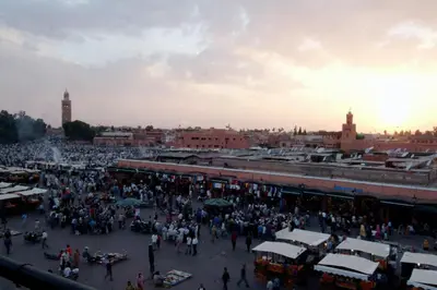 a large crowd of people walking around a market at Magnifique Duplex à Marrakech in Marrakech