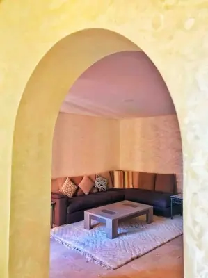 a living room with a couch and a table at Magnifique Duplex En Plein Hivernage à Marrakech in Marrakech