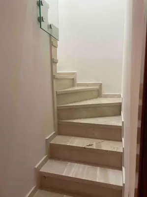 a stairway in a room with a stair case at Duplex Cosy dans résidence avec piscine in Marrakech