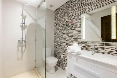 a bathroom with a shower and a toilet and a sink at Appartement résidence Marrakech haut standing piscine in Marrakech
