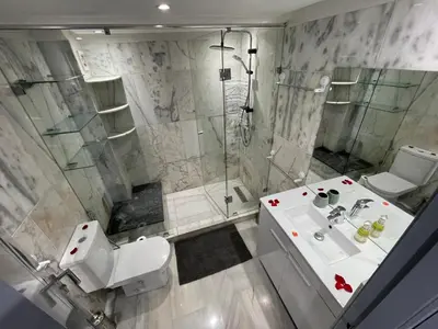 a bathroom with a shower and a toilet and a sink at Appartement en Duplex avec 3 chambres Haut Standing Gueliz Marrakech in Marrakech