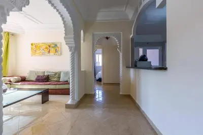 a living room with a couch and an archway at Appartement 2 chambres in Marrakech