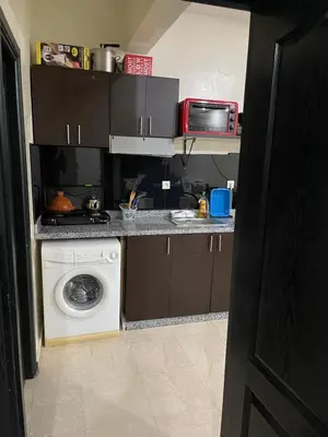 a kitchen with a washing machine and a microwave at Appartement 1er étage numéro 6 POUR FAMILLE in Marrakech
