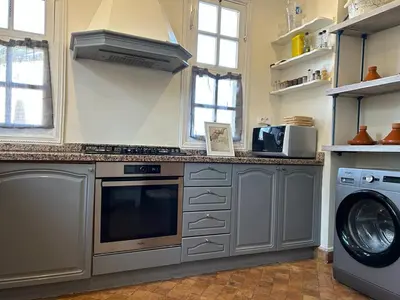 a kitchen with a washer and a washing machine at Villa Mezouza in Marrakech