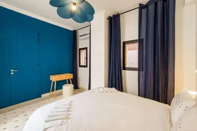a bedroom with blue walls and a white bed at Riad 2 chambres & Petit Déjeuner - Wifi - Top Location Médina in Marrakech