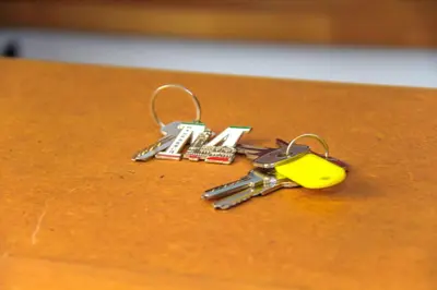 a group of keys sitting on top of a table at Riad 2 chambres & Petit Déjeuner - Wifi - Top Location Médina in Marrakech