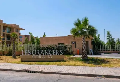 a sign that reads its oranges colula in front of a building at COSY APPART avec 2 piscines, 2 CH, 2 SDB Marrakech in Marrakech
