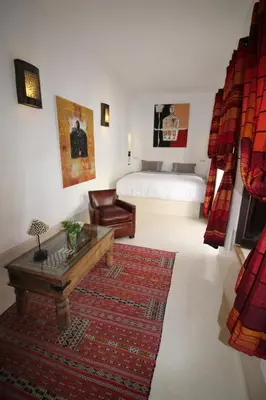 a living room with a bed and a coffee table at Riad Les 5 Soeurs in Marrakech