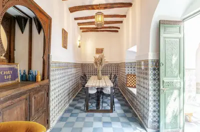 a room with a table with a vase on it at Riad Privé Dar Yaël in Marrakech